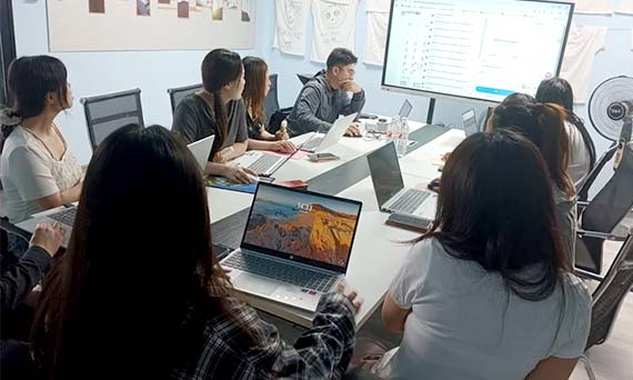 Rapat internal perusahaan sing penting